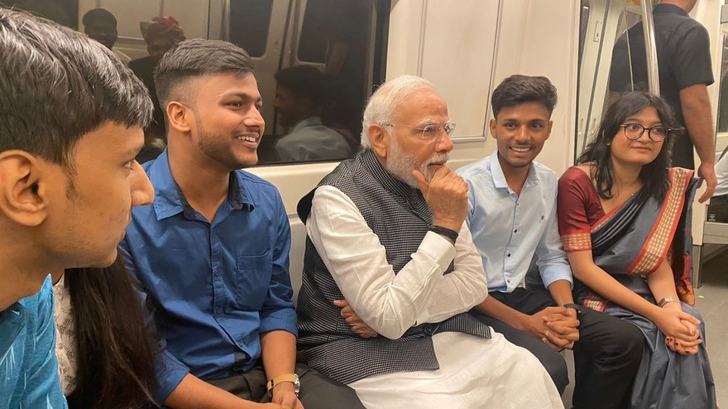 पीएम मोदी ने दिल्लवासियों को दिया सरप्राइज, सुबह-सुबह मेट्रो से किया सफर pm modi delhi metro 16881033668 - The News Chakra