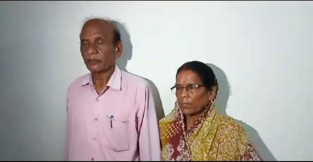 आरक्षक बेटी और दामाद से परेशान बुजुर्ग दंपत्ति ने लगाई मदद की गुहार, मकान पर कब्जा करने और नगदी एवं जेवरात हड़पने का आरोप Screenshot 20230704 151316 01 - The News Chakra