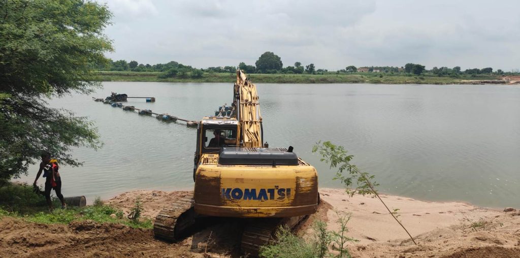 नहीं रुक रहा रेत का अवैध उत्खनन,छापे में फिर मिली एक पोकलेन IMG 20240723 WA0042 - The News Chakra