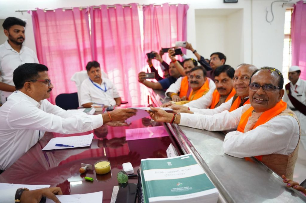 मोहन, शिवराज , वीडी की मौजूदगी में भार्गव ने बुदनी से पर्चा भरा, पहले निकाला रोड शो 1015104093 - The News Chakra