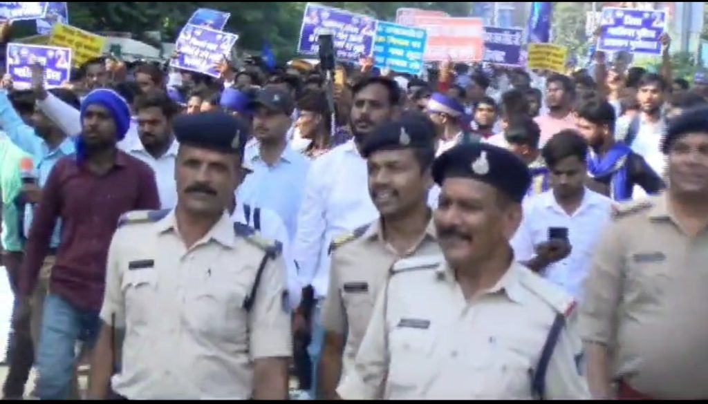 दलितों पर अत्याचार के ख़िलाफ़ भीम आर्मी ने आईजी ऑफिस पर किया प्रदर्शन , जानें क्या थी वजह ? 1015106288 - The News Chakra