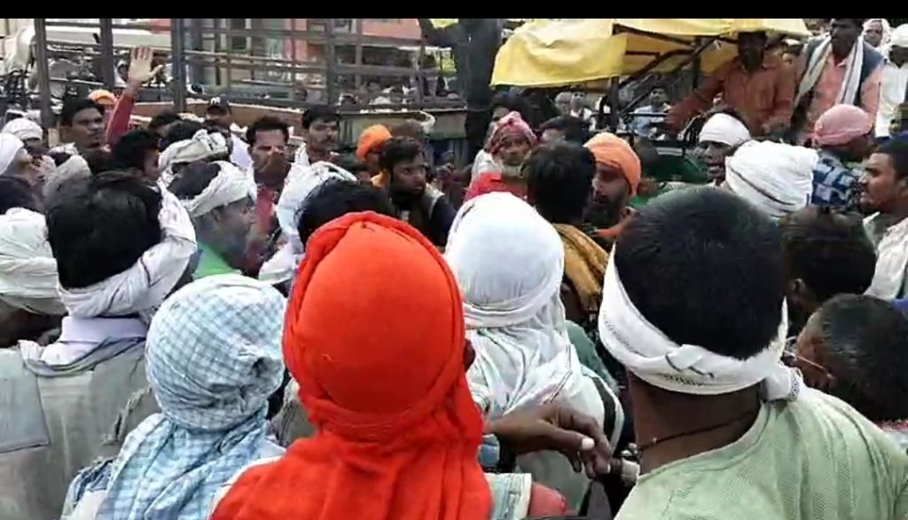 गल्ला मंडी में किसान और हम्मालो में संग्राम, , कई घायल , हम्मालों ने किया चक्काजाम 1015157309 - The News Chakra