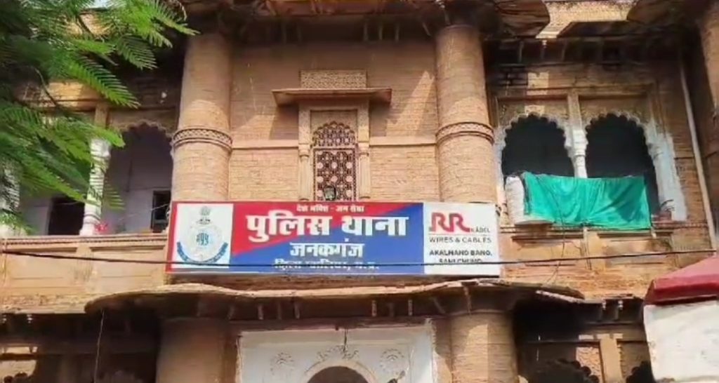 बदमाशों के हौसले ऐसे बुलंद कि शराब के लिए पैसे नही दिए तो युवक को सरे राह पेपर कटर से शरीर को छह जगह गोद दिया 1015183472 - The News Chakra