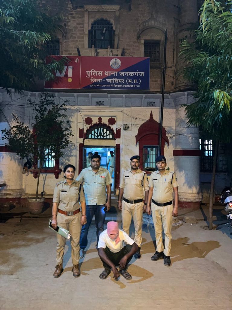नाबालिग से छेड़छाड़ करने वाले को दबोचकर पुलिस जुलूस निकालते हुए थाने ले गई IMG 20241023 WA0012 - The News Chakra