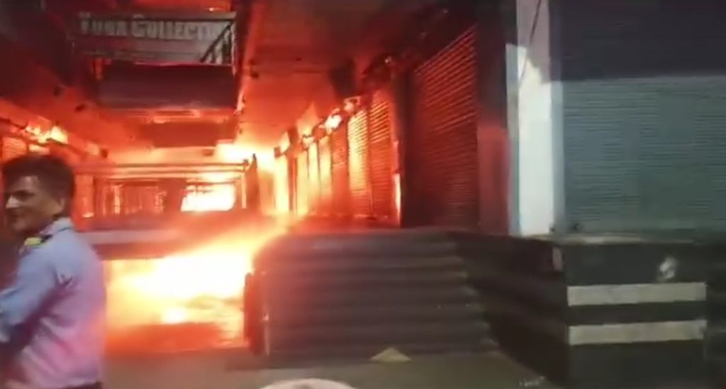 आधी रात को लगी मिनी मॉल के आग तो लपटें देख आसपास रहने वालों में मच गई भगदड़ , देखें क्या हुआ? Screenshot 20241118 105138 01 - The News Chakra